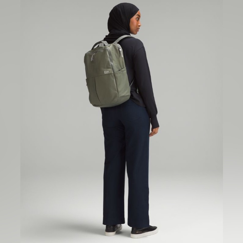 lululemon Everyday Backpack Unisex 2.0 23L  (17”x13”)
(Ago 026)